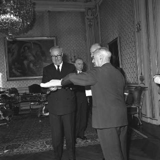 Il Presidente della Repubblica Giuseppe Saragat riceve in visita di omaggio Luciano Jona, Presidente dell'Istituto Bancario S. Paolo di Torino, con gli amministratori e i componenti la Direzione generale