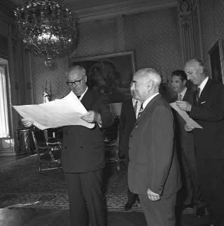 Il Presidente della Repubblica Giuseppe Saragat riceve in visita di omaggio Luciano Jona, Presidente dell'Istituto Bancario S. Paolo di Torino, con gli amministratori e i componenti la Direzione generale