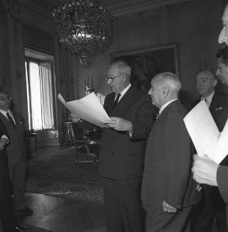 Il Presidente della Repubblica Giuseppe Saragat riceve in visita di omaggio Luciano Jona, Presidente dell'Istituto Bancario S. Paolo di Torino, con gli amministratori e i componenti la Direzione generale