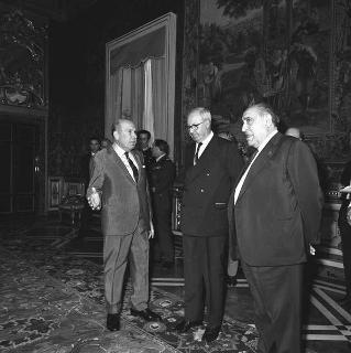 Il Presidente della Repubblica Giuseppe Saragat  con Salvatore Noto, nuovo Segretario generale della Locale 89,  e Giuseppe Lupis, Ministro della marina mercantile