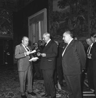 Il Presidente della Repubblica Giuseppe Saragat  con Salvatore Noto, nuovo Segretario generale della Locale 89,  e Giuseppe Lupis, Ministro della marina mercantile