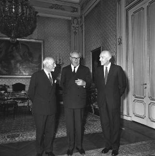 Sen. Giuseppe Medici, con Carlo Vanzetti, ordinario di Economia e politica agraria dell'Università di Padova, per presentare la prima copia dell'Atlante agricolo mondiale