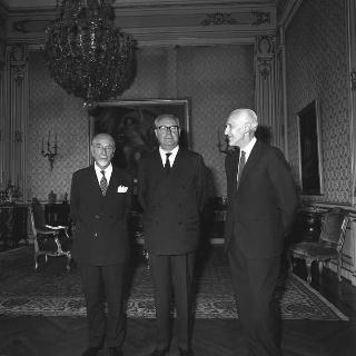 Sen. Giuseppe Medici, con Carlo Vanzetti, ordinario di Economia e politica agraria dell'Università di Padova, per presentare la prima copia dell'Atlante agricolo mondiale