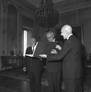 Sen. Giuseppe Medici, con Carlo Vanzetti, ordinario di Economia e politica agraria dell'Università di Padova, per presentare la prima copia dell'Atlante agricolo mondiale