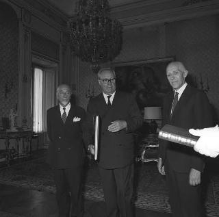 Sen. Giuseppe Medici, con Carlo Vanzetti, ordinario di Economia e politica agraria dell'Università di Padova, per presentare la prima copia dell'Atlante agricolo mondiale