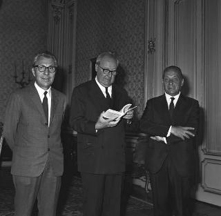 Pietro Scanziani, Presidente della Società "Elvetica Edizioni", con l'avv. Alfredo Noseda, membro del Consiglio di amministrazione della Società, per omaggio dei primi volumi della collana dedicata agli scrittori della Svizzera italiana
