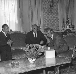 Pietro Scanziani, Presidente della Società "Elvetica Edizioni", con l'avv. Alfredo Noseda, membro del Consiglio di amministrazione della Società, per omaggio dei primi volumi della collana dedicata agli scrittori della Svizzera italiana
