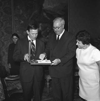 Udienza del Presidente della Repubblica Giuseppe Saragat con John Volpe Ministro dei trasporti degli Stati Uniti e colazione offerta in suo onore