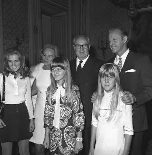 Il Presidente della Repubblica Giuseppe Saragat con Thor Heyerdahl e familiari