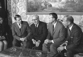 Il Presidente della Repubblica Giuseppe Saragat con gli Astronauti della spedizione &quot;Apollo 11&quot;