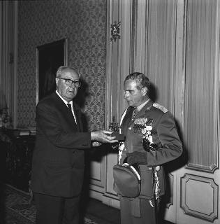 Il Presidente della Repubblica Giuseppe Saragat consegna un'onorificenza al Generale Carlo Barbasetti di Prun in visita di congedo