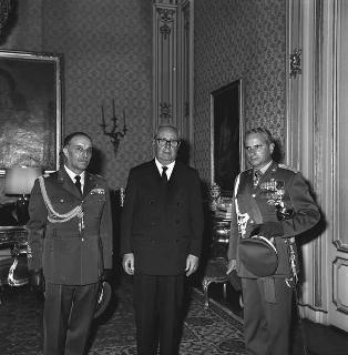 Il Presidente della Repubblica Giuseppe Saragat consegna un'onorificenza al Generale Carlo Barbasetti di Prun in visita di congedo
