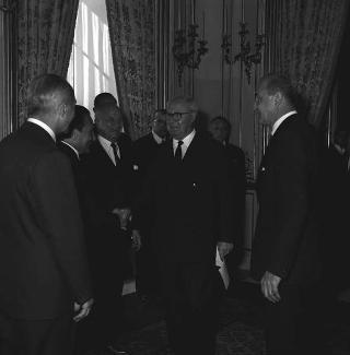 Gaston Palewski, Presidente del Consiglio costituzionale francese, con Mario Pedini, Sottosegretario di Stato per gli affari esteri, e il Comitato direttivo delle associazioni "France-Italie" e "Italia-Francia", in occasione della "Settimana francese"