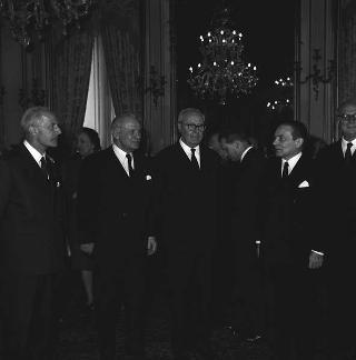 Gaston Palewski, Presidente del Consiglio costituzionale francese, con Mario Pedini, Sottosegretario di Stato per gli affari esteri, e il Comitato direttivo delle associazioni "France-Italie" e "Italia-Francia", in occasione della "Settimana francese"