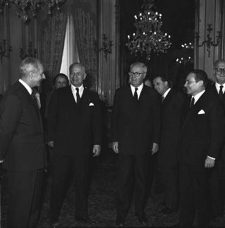 Gaston Palewski, Presidente del Consiglio costituzionale francese, con Mario Pedini, Sottosegretario di Stato per gli affari esteri, e il Comitato direttivo delle associazioni "France-Italie" e "Italia-Francia", in occasione della "Settimana francese"