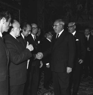 Il Presidente della Repubblica Giuseppe Saragat con Emilio Colombo, Ministro del tesoro, e un gruppo di giornalisti italiani e stranieri aderenti all'Unione stampa economica e finanziaria europea