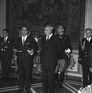 Il Presidente della Repubblica Giuseppe Saragat con Emilio Colombo, Ministro del tesoro, e un gruppo di giornalisti italiani e stranieri aderenti all'Unione stampa economica e finanziaria europea