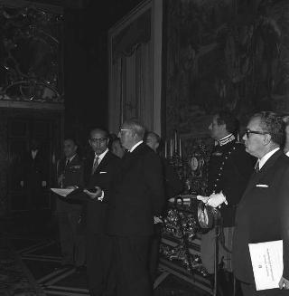Il Presidente della Repubblica Giuseppe Saragat con Emilio Colombo, Ministro del tesoro, e un gruppo di giornalisti italiani e stranieri aderenti all'Unione stampa economica e finanziaria europea