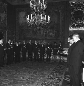 Il Presidente della Repubblica Giuseppe Saragat con Emilio Colombo, Ministro del tesoro, e un gruppo di giornalisti italiani e stranieri aderenti all'Unione stampa economica e finanziaria europea