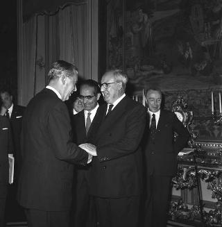 Il Presidente della Repubblica Giuseppe Saragat con Emilio Colombo, Ministro del tesoro, e un gruppo di giornalisti italiani e stranieri aderenti all'Unione stampa economica e finanziaria europea