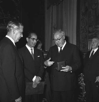 Il Presidente della Repubblica Giuseppe Saragat con Emilio Colombo, Ministro del tesoro, e un gruppo di giornalisti italiani e stranieri aderenti all'Unione stampa economica e finanziaria europea