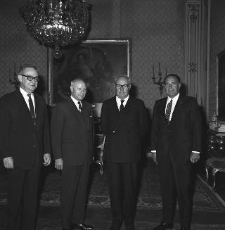 Michael Lawrence Haider, Presidente dell'American Petroleum Institute, accompagnato da Vincenzo Cazzaniga, Presidente della Esso Standard italiana e da Nicholas J. Campbell, Presidente della Esso Europe
