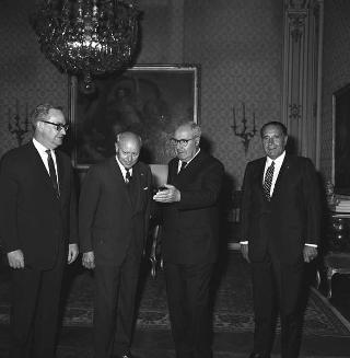 Michael Lawrence Haider, Presidente dell'American Petroleum Institute, accompagnato da Vincenzo Cazzaniga, Presidente della Esso Standard italiana e da Nicholas J. Campbell, Presidente della Esso Europe
