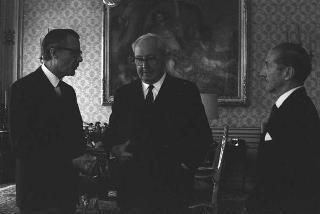 Francisco Ramos Mejia, ambasciatore dell'Argentina, con l'ambasciatore del Guatemala Jorge Luis Arriola e l'ambasciatore Enrico Aillaud, nelle loro qualità di Presidente, vicePresidente e Segretario generale dell'Istituto italo-latino americano per fare omaggio di una riproduzione in bronzo di medaglione "Maya"