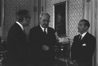 Francisco Ramos Mejia, ambasciatore dell'Argentina, con l'ambasciatore del Guatemala Jorge Luis Arriola e l'ambasciatore Enrico Aillaud, nelle loro qualità di Presidente, vicePresidente e Segretario generale dell'Istituto italo-latino americano per fare omaggio di una riproduzione in bronzo di medaglione "Maya"