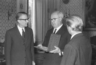 Francisco Ramos Mejia, ambasciatore dell'Argentina, con l'ambasciatore del Guatemala Jorge Luis Arriola e l'ambasciatore Enrico Aillaud, nelle loro qualità di Presidente, vicePresidente e Segretario generale dell'Istituto italo-latino americano per fare omaggio di una riproduzione in bronzo di medaglione "Maya"