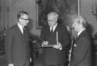 Francisco Ramos Mejia, ambasciatore dell'Argentina, con l'ambasciatore del Guatemala Jorge Luis Arriola e l'ambasciatore Enrico Aillaud, nelle loro qualità di Presidente, vicePresidente e Segretario generale dell'Istituto italo-latino americano per fare omaggio di una riproduzione in bronzo di medaglione "Maya"