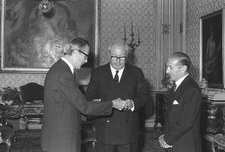 Francisco Ramos Mejia, ambasciatore dell'Argentina, con l'ambasciatore del Guatemala Jorge Luis Arriola e l'ambasciatore Enrico Aillaud, nelle loro qualità di Presidente, vicePresidente e Segretario generale dell'Istituto italo-latino americano per fare omaggio di una riproduzione in bronzo di medaglione "Maya"