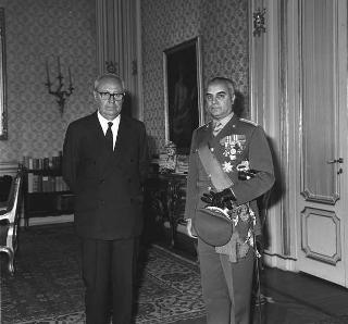 Il Presidente della Repubblica Giuseppe Saragat con il Generale di Corpo d'Armata Cosimo Cassone, nuovo comandante delle Forze terrestri alleate del Sud Europa