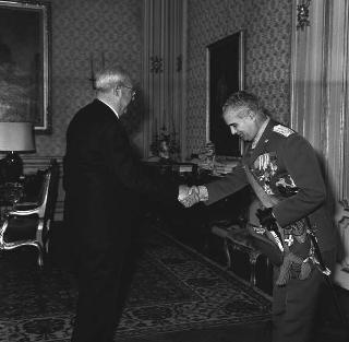 Il Presidente della Repubblica Giuseppe Saragat con il Generale di Corpo d'Armata Cosimo Cassone, nuovo comandante delle Forze terrestri alleate del Sud Europa