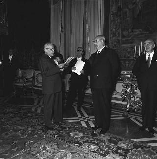 Ernesto Lama, con Arrigo Olivetti, rispettivamente Presidente e Presidente onorario del Comitato italiano per il gioco infantile, con i componenti e i collaboratori del Comitato medesimo