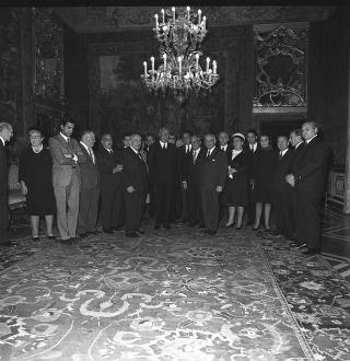 Ernesto Lama, con Arrigo Olivetti, rispettivamente Presidente e Presidente onorario del Comitato italiano per il gioco infantile, con i componenti e i collaboratori del Comitato medesimo