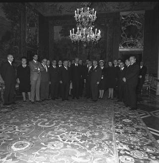 Ernesto Lama, con Arrigo Olivetti, rispettivamente Presidente e Presidente onorario del Comitato italiano per il gioco infantile, con i componenti e i collaboratori del Comitato medesimo