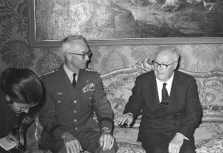 Gen. Andrew J. Goodpaster, nuovo comndante delle forze alleate in Europa: visita di presentazione