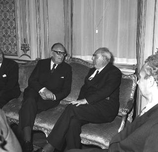 Maurice Schumann, Ministro degli affari esteri francese, accompagnato da Aldo Moro, Ministro degli affari esteri e dagli ambasciatori di Francia a Roma e d'Italia a Parigi