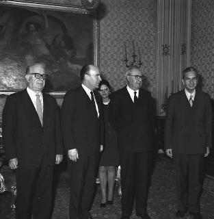 Il Presidente della Repubblica Giuseppe Saragat con Patrick J. Hillery Ministro degli affari esteri d'Irlanda e l'ambasciatore d'Irlanda a Roma, e Aldo Moro Ministro degli affari esteri