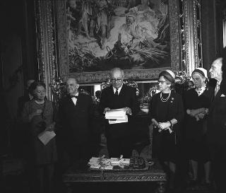 Il Presidente della Repubblica Giuseppe Saragat riceve in udienza l'ambasciatore Attilio Cattani, Presidente del Consiglio sociale internazionale, con le signore del Corpo Diplomatico organizzatrici della Mostra "Natale Oggi" per il 1969