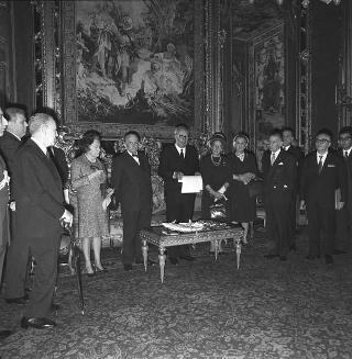 Il Presidente della Repubblica Giuseppe Saragat riceve in udienza l'ambasciatore Attilio Cattani, Presidente del Consiglio sociale internazionale, con le signore del Corpo Diplomatico organizzatrici della Mostra "Natale Oggi" per il 1969