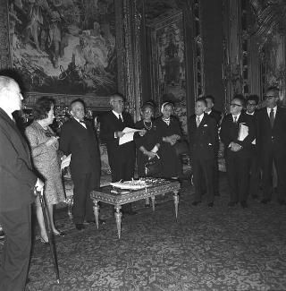 Il Presidente della Repubblica Giuseppe Saragat riceve in udienza l'ambasciatore Attilio Cattani, Presidente del Consiglio sociale internazionale, con le signore del Corpo Diplomatico organizzatrici della Mostra "Natale Oggi" per il 1969