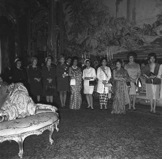 Il Presidente della Repubblica Giuseppe Saragat riceve in udienza l'ambasciatore Attilio Cattani, Presidente del Consiglio sociale internazionale, con le signore del Corpo Diplomatico organizzatrici della Mostra "Natale Oggi" per il 1969