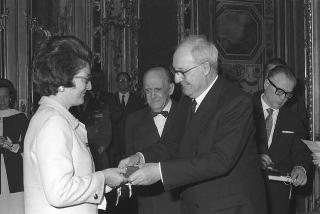 Il Presidente della Repubblica Giuseppe Saragat riceve in udienza l'ambasciatore Attilio Cattani, Presidente del Consiglio sociale internazionale, con le signore del Corpo Diplomatico organizzatrici della Mostra "Natale Oggi" per il 1969