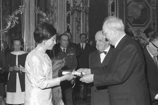 Il Presidente della Repubblica Giuseppe Saragat riceve in udienza l'ambasciatore Attilio Cattani, Presidente del Consiglio sociale internazionale, con le signore del Corpo Diplomatico organizzatrici della Mostra "Natale Oggi" per il 1969