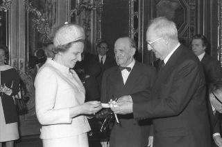Il Presidente della Repubblica Giuseppe Saragat riceve in udienza l'ambasciatore Attilio Cattani, Presidente del Consiglio sociale internazionale, con le signore del Corpo Diplomatico organizzatrici della Mostra "Natale Oggi" per il 1969