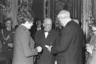 Il Presidente della Repubblica Giuseppe Saragat riceve in udienza l'ambasciatore Attilio Cattani, Presidente del Consiglio sociale internazionale, con le signore del Corpo Diplomatico organizzatrici della Mostra "Natale Oggi" per il 1969