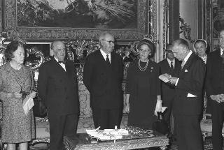 Il Presidente della Repubblica Giuseppe Saragat riceve in udienza l'ambasciatore Attilio Cattani, Presidente del Consiglio sociale internazionale, con le signore del Corpo Diplomatico organizzatrici della Mostra "Natale Oggi" per il 1969