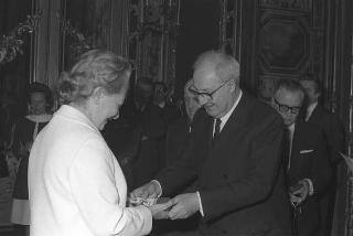 Il Presidente della Repubblica Giuseppe Saragat riceve in udienza l'ambasciatore Attilio Cattani, Presidente del Consiglio sociale internazionale, con le signore del Corpo Diplomatico organizzatrici della Mostra "Natale Oggi" per il 1969